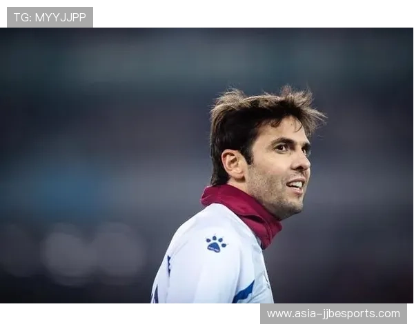 足球球星与唯美背景交相辉映展现运动魅力与自然之美