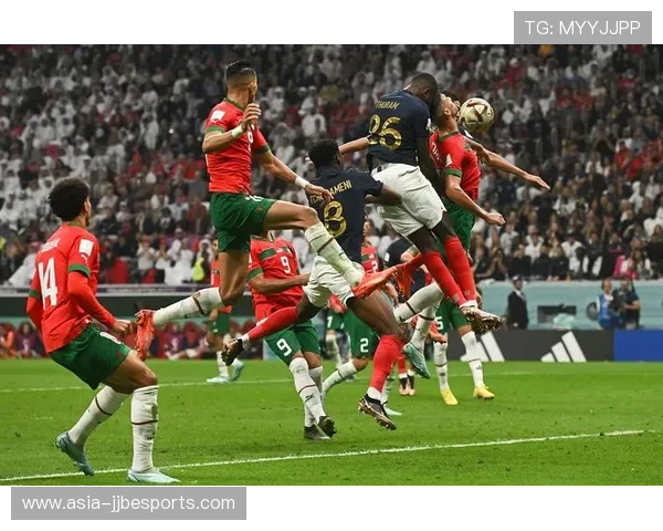 足球赛场惊现奇迹一刻球星脚下生风踢爆足球惊艳全场视频回放